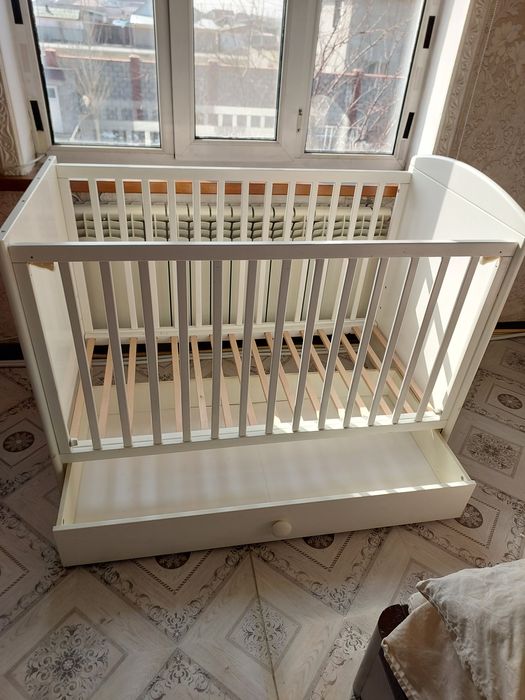 Продам манеж. С матрасом и подушками.