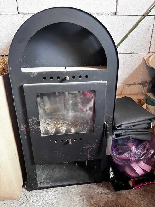 Soba metalica pe lemne