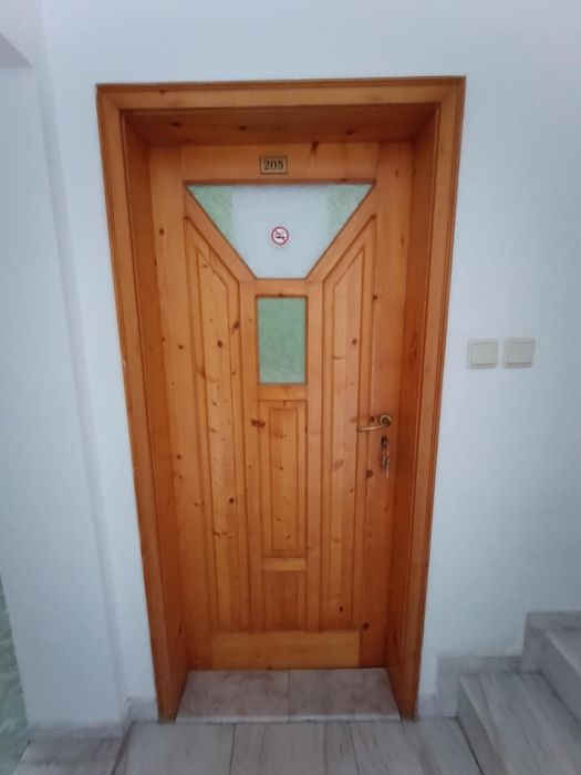 Врати с каси, брави, дръжки, патрони от чам и ламинат