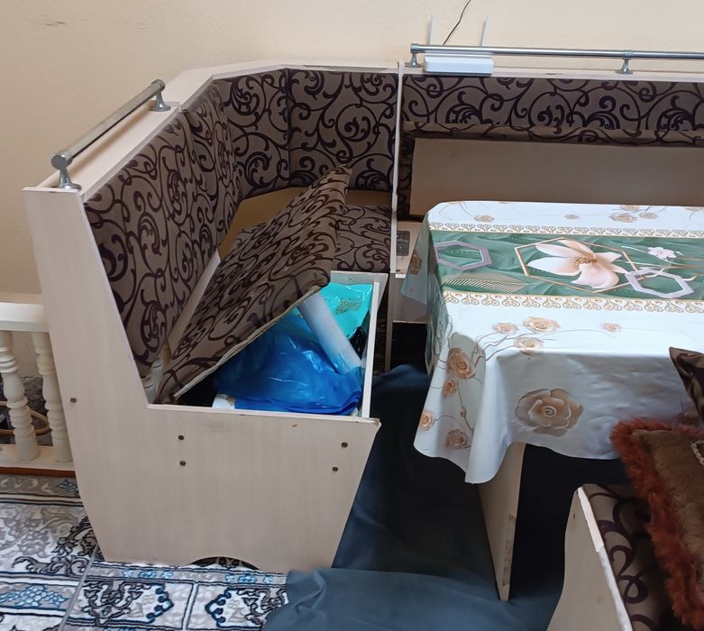 Продается кухонный уголок с откидными сидением