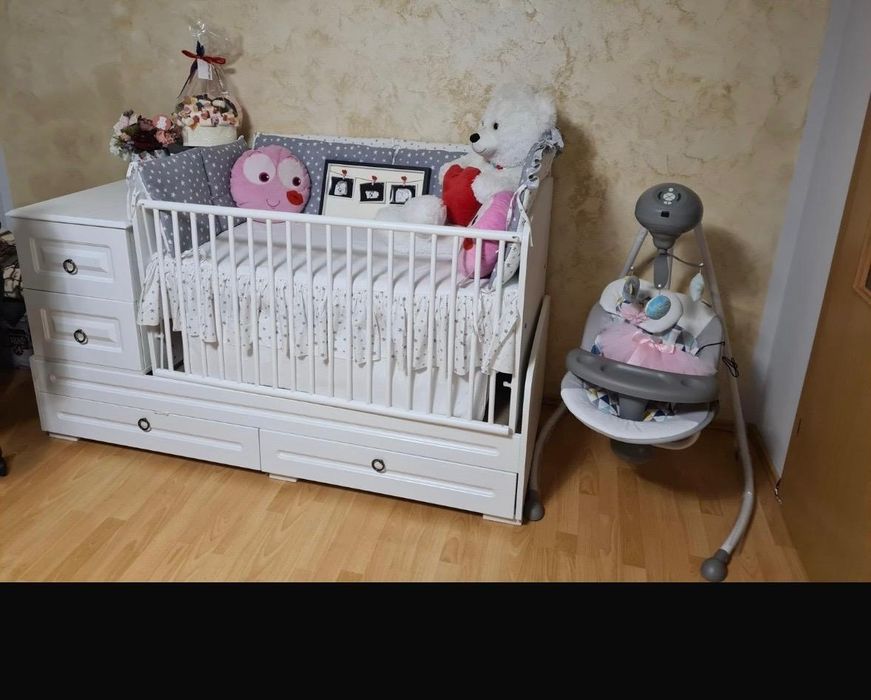 Pătuț bebe  transformabil cu măsuță înfășat cu sertare , saltea și lenjerie