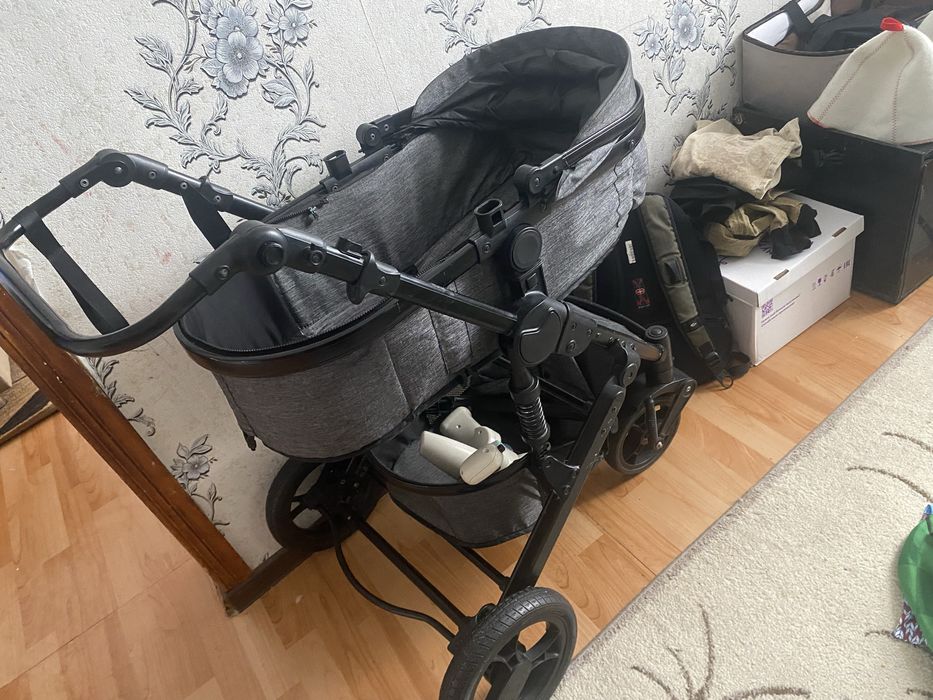 Продам коляску за 5 тыс окончательно самовывоз
