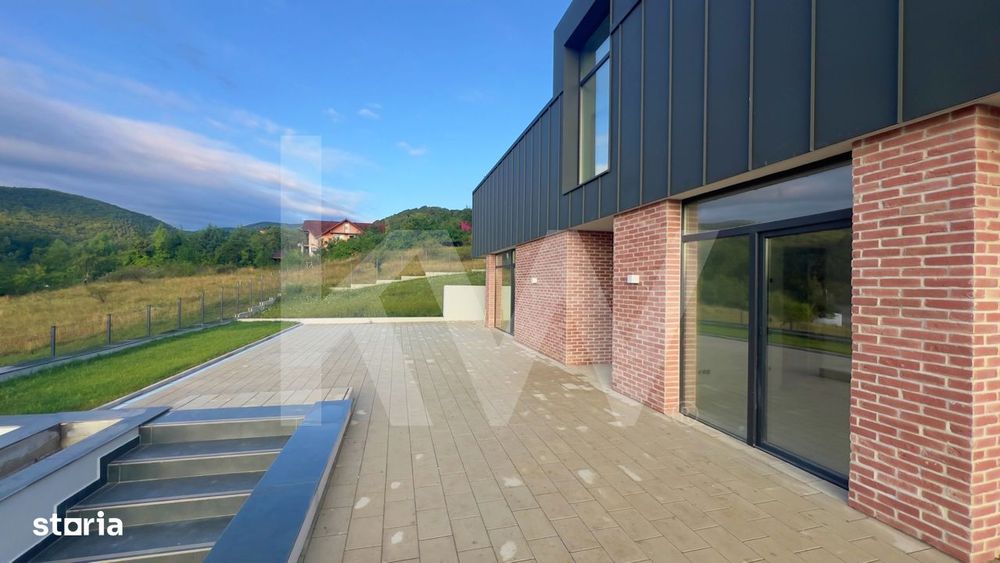 Casa arhitectura moderna cu panorama spre Muntii Fagaras si Cetatea Ci