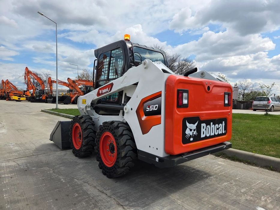 Bobcat S510, NOU 2025, ridica 810kg la 2,7t, ANVELOPE PLINE, Aer conditionat, usa cabina, motor Kubota 50CP, sist hidraulic suplimentar, cupa 1mc, furci, posibilitate leasing 5 ani-PROMOTIE 41.900 EUR+Tva