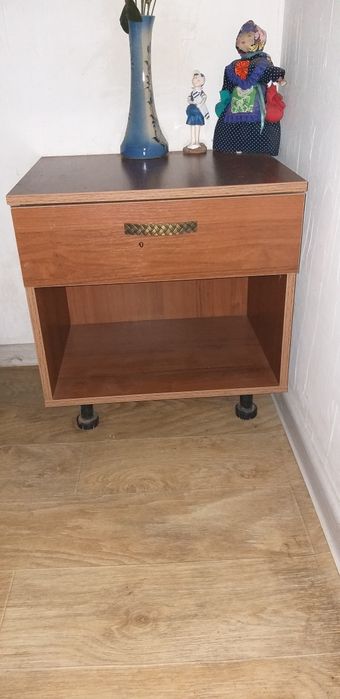 Продам прикроватную тумбу