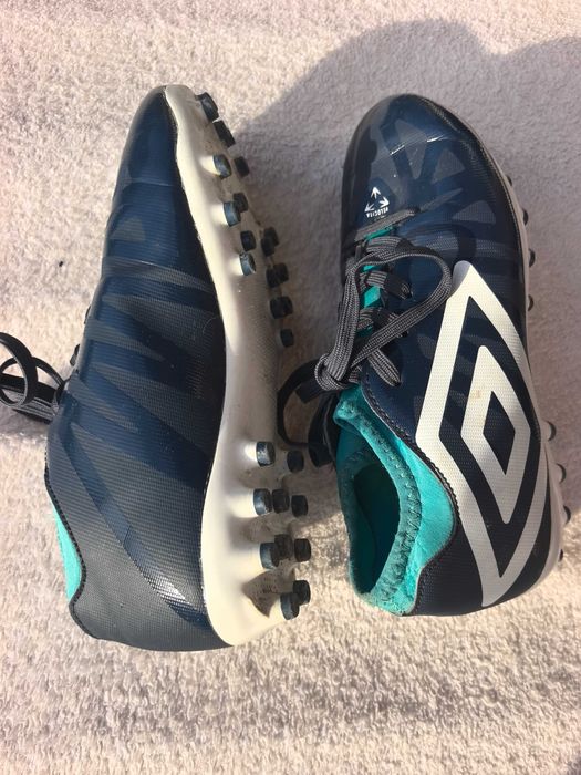 Детски бутонки за изкуствена трева umbro номер 34 стелка 21.5см, като нови с чорсп