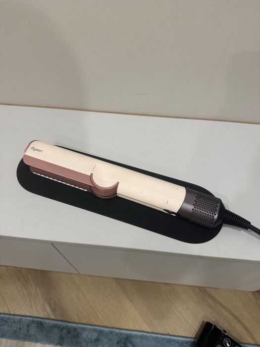 Dyson airstrait
