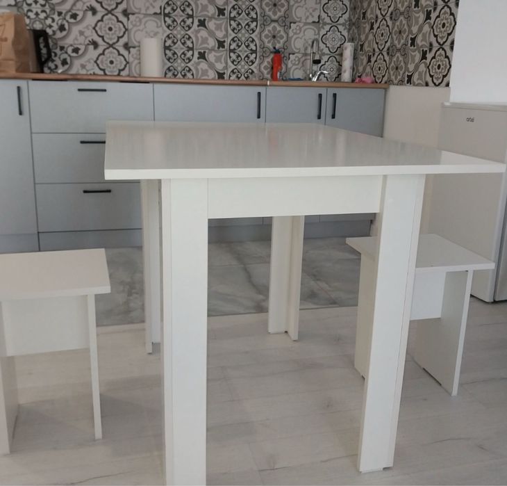 Стол. Табуретка. Орындық