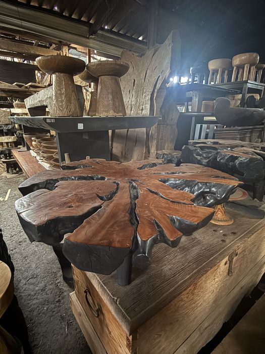 Маса от екзотично дърво