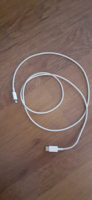 Кабел Apple USB-C към Lightning Cable (1 m).