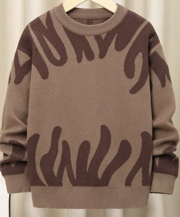 Пуловер с графичен модел