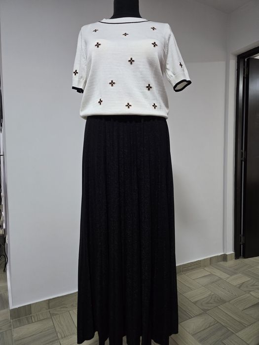 Fusta neagra plisata cu glitter, model cu talie elastica