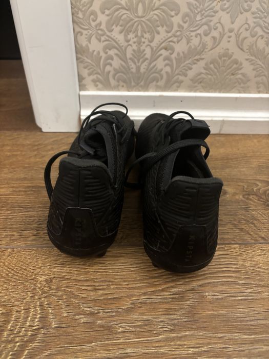 Adidasi fotbal cu crampoane , marimea 40