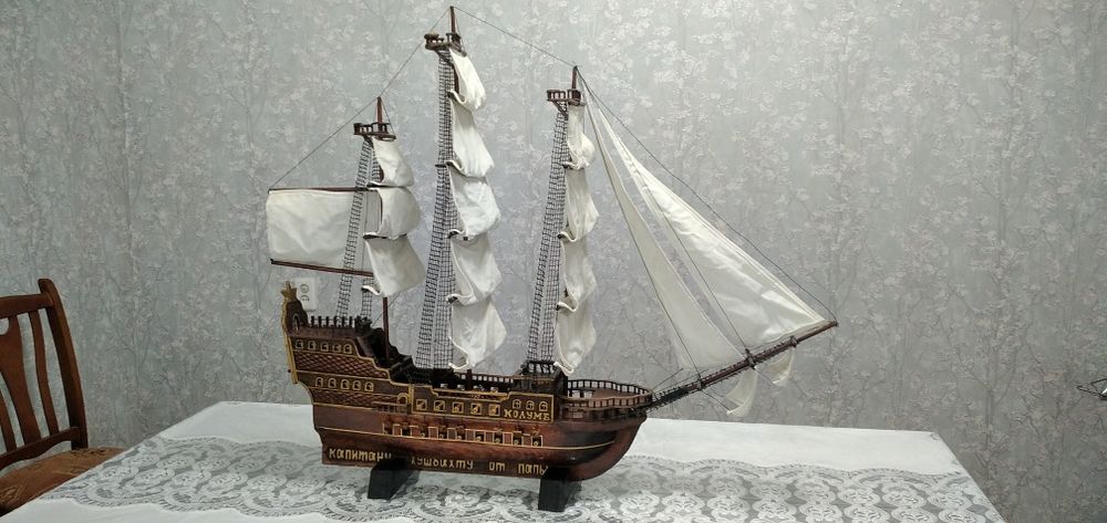 Корабль сувенир из древесины
