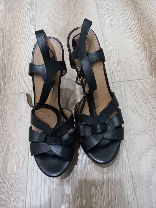 Продам женские босоножки