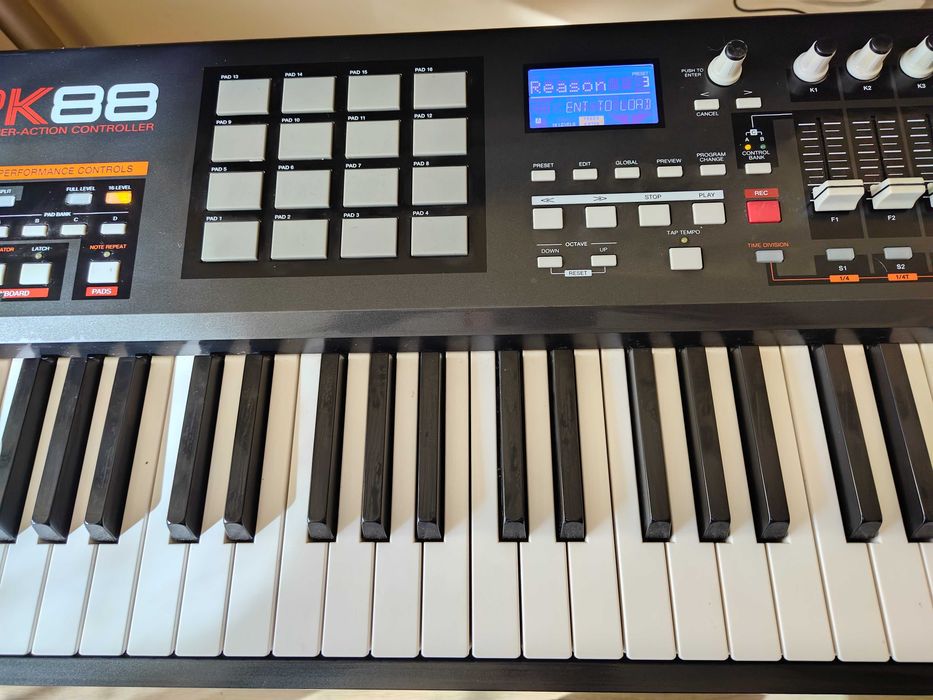 Продавам: Akai Professional MPK88 Keyboard Controller