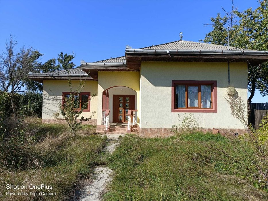Casă de vânzare în comuna Hălăucești – 176 mp utili, teren 1.600 mp