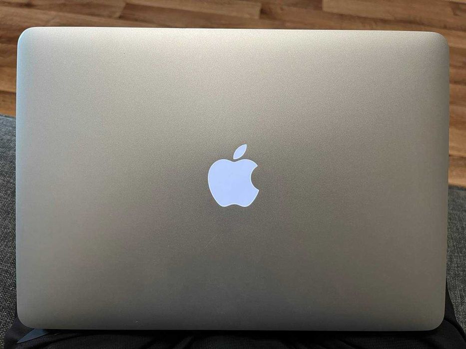 Продам MacBook Air 13" (2017), модель A1466 + чехол