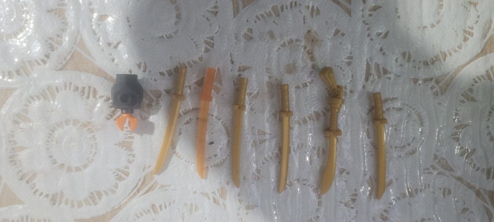 Vând figurine ninjago+ arme