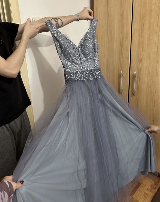 Rochie lunga de seara gri cu paiete argintii purtata o data