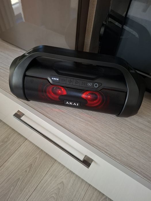 Boxa AKAI in stare foarte buna ca noua.