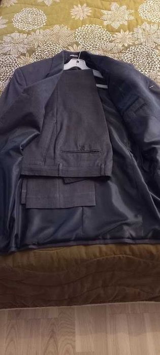 продавам мъжки костюми