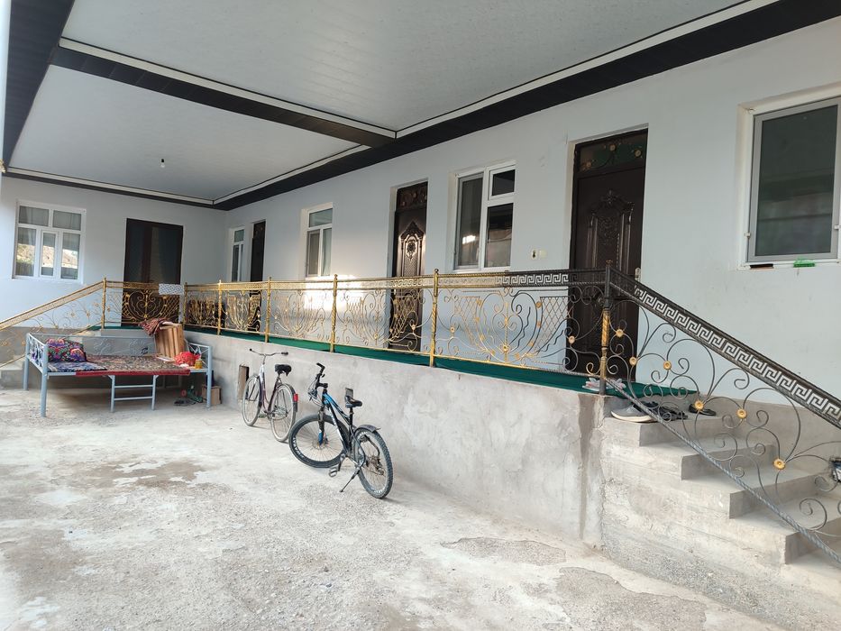 Guliston shahrida zudlik bilan uy sotiladi.