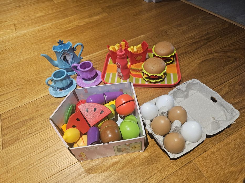 Продавам детска дървена кухня Hape заедно с всички неща от снимката