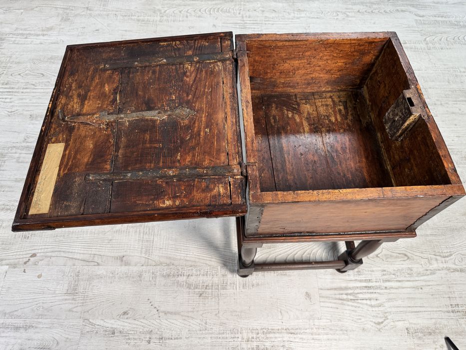 Антикварен шкаф сандък Р241