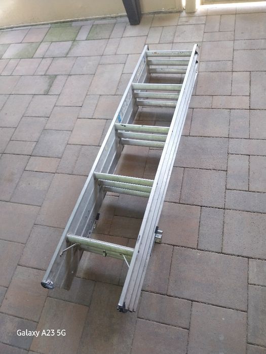 Scară pod / mansardă aluminiu profesională Werner (3 tronsoane x 5 trepte)Descriere: