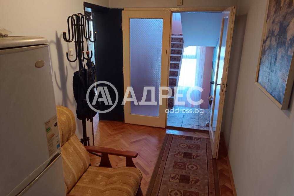 Tриетажна къща в тих и спокоен квартал