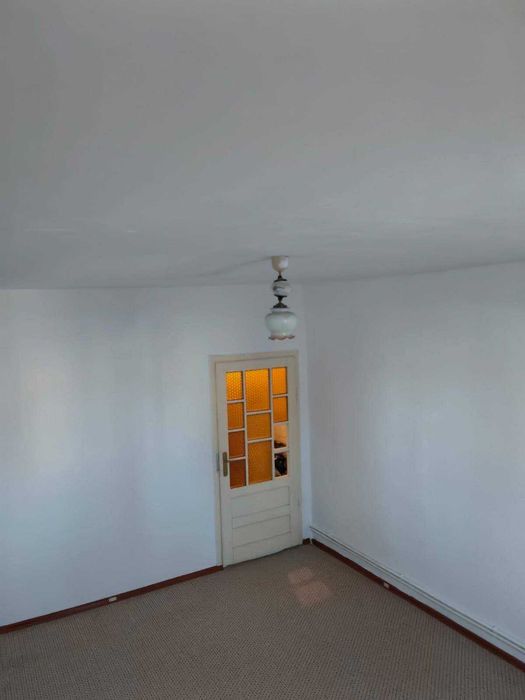 Garsoniera in Onesti, zona de jos, situata la parter .