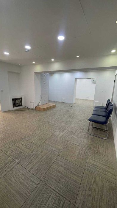 80 кв. м. под офис на цокольном этаже, в центре, ст. м. Дружба Народов