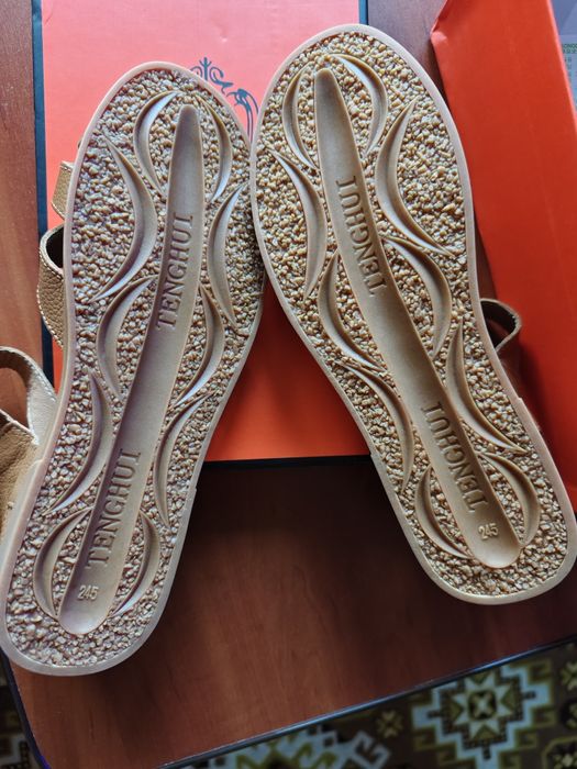 Босоножки женские