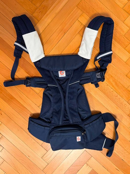 Ergobaby Omni Breeze Midnight Blue + подаръци (зимно покривало, подложка за смучене и протектори)