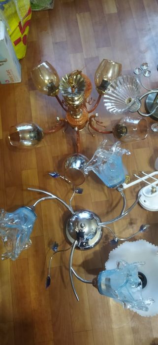 Продам люстры и светильники
