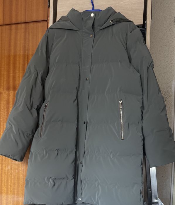 Geaca ZARA culoare gri din material termoizolant