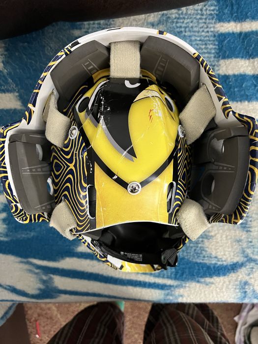 Хоккейный вратарский шлем