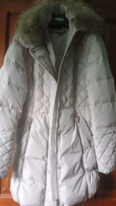 Vând geaca de toamna-iarna ,culoare crem,căptușită cu puf natural