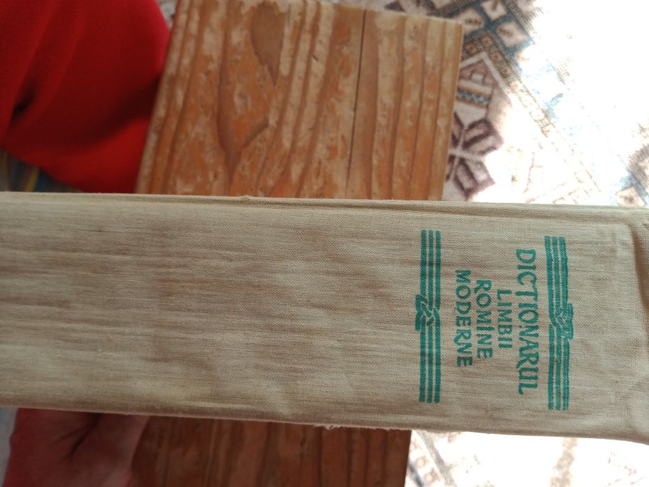 Atlasul geografic al lunii și dicționarul limbii române moderne