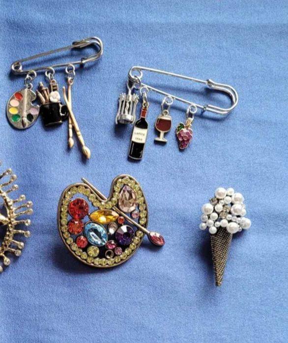 Различни видове брошки