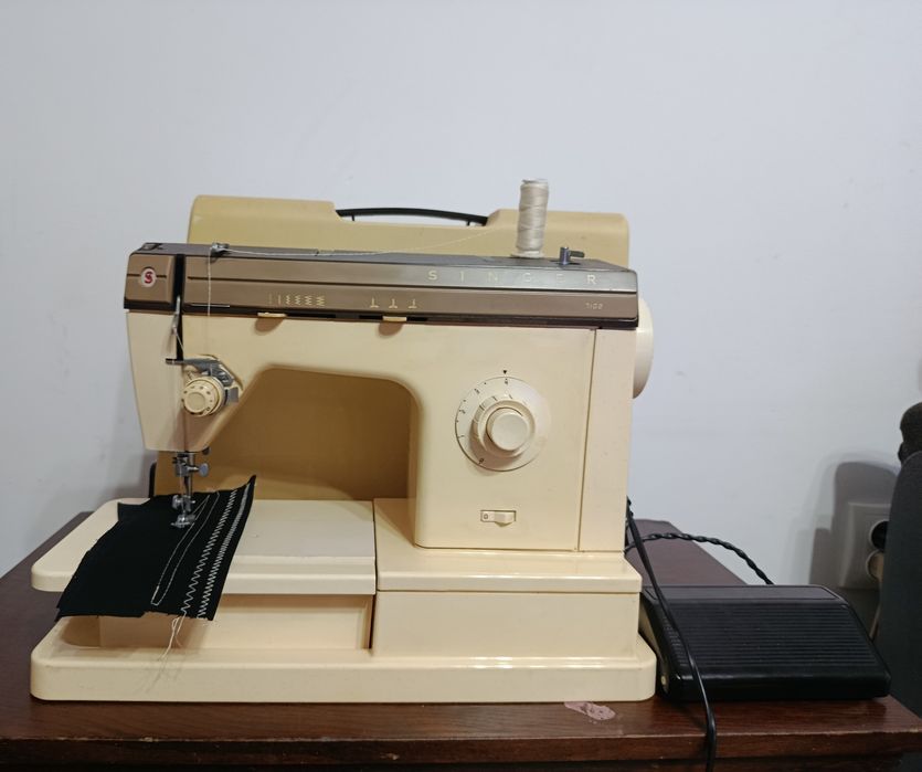 Mașina cusut Singer 7102 metal