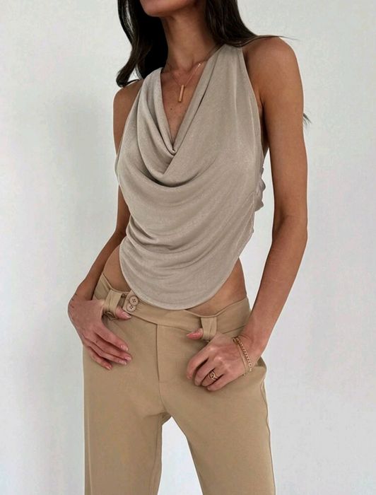 Потник от лека материя с гол гръб