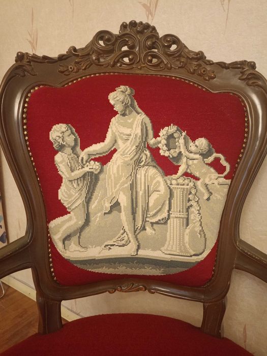 Кресла и масичка "Луи 16-ти" с ръчно бродирани вилерови гоблени.