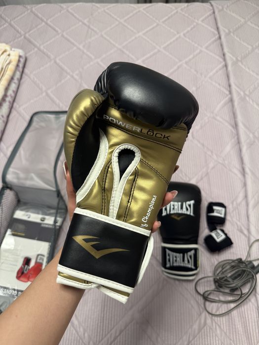 Боксерские перчатки Everlast