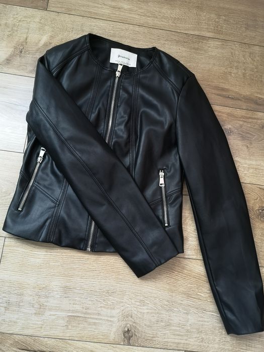 Vând geaca stradivarius