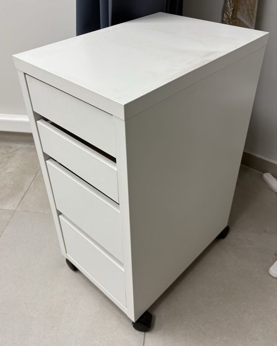 ВСИЧКО НА ПОЛОВИН ЦЕНА Офис мебели, бюра, настолни лампи, шкафове