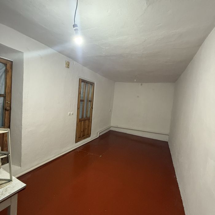 4 бөлмелі үй жалға беріледі.