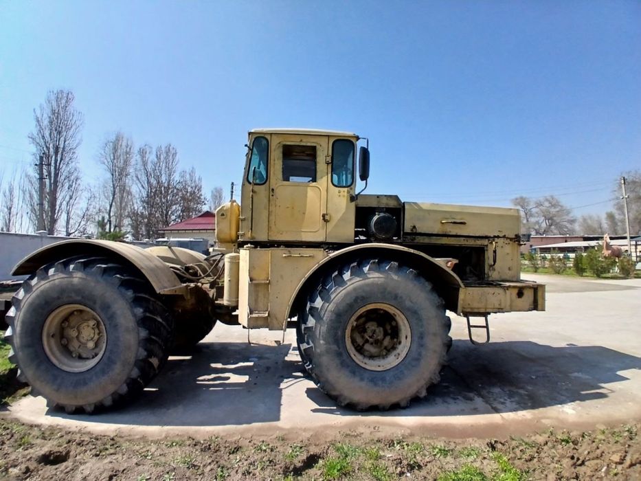 K-700 traktori sotiladi