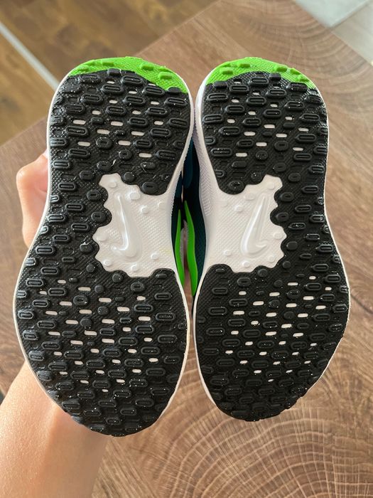 маратонки Nike 25